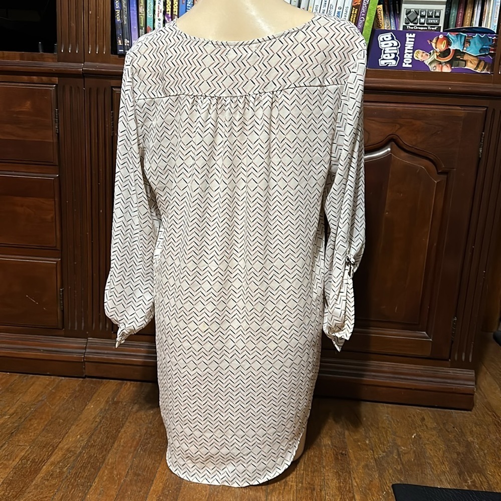 Maurices Women’s Perfect Blouse, Patterned, Roll Tab Sleeves, Large - Picture 4 of 5